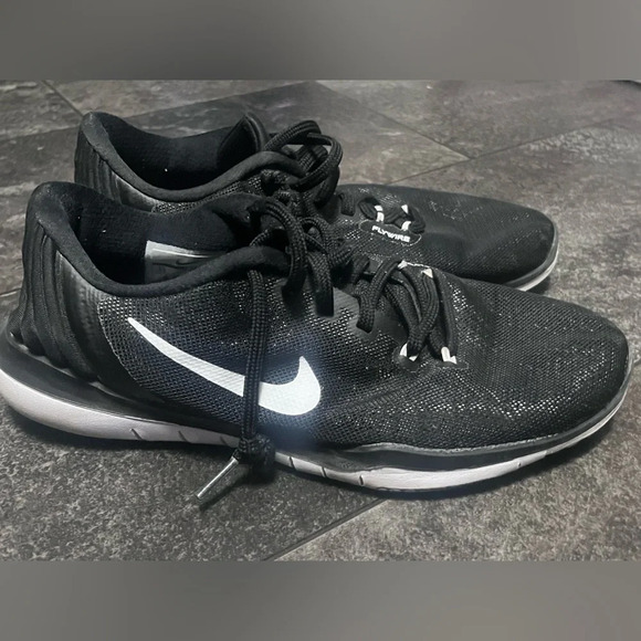 Nike Black and White FLYWIRE Tennis Shoes - Picture 4 of 7